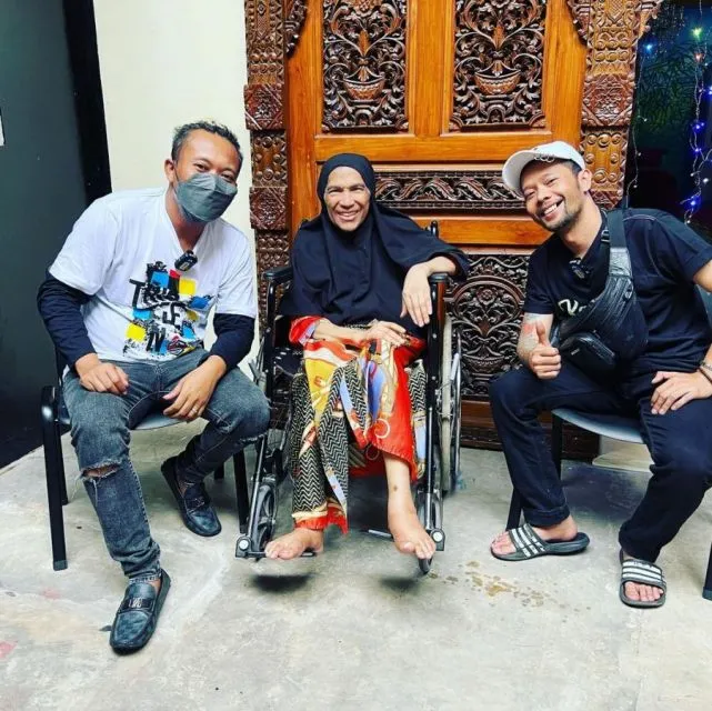 Dijenguk Sule, Kondisi Dorce Gamalama Tampak Lebih Kurus di Atas Kursi Roda 3