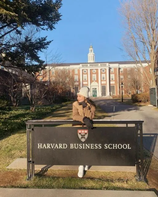 Berlibur ke Amerika Serikat, Prilly Latuconsina Sekalian Survei Calon Kampus Untuk S2 4 Prilly saat mengunjungi Harvard University
