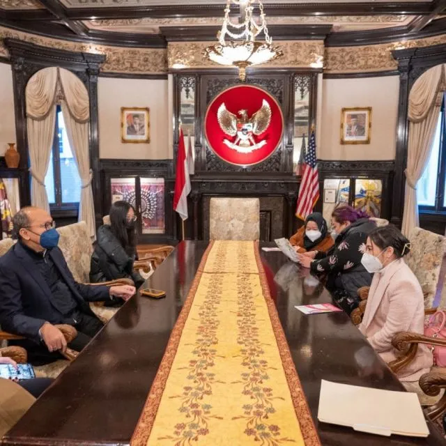Berlibur ke Amerika Serikat, Prilly Latuconsina Sekalian Survei Calon Kampus Untuk S2 3 Prilly saat mengunjungi KBRI Washington DC