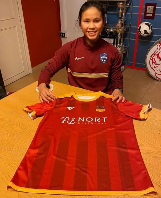 Gaya Shalika Aurelia, Pesebak Bola Putri Indonesia yang Masuk Klub Eropa 10 Gaya Shalika Aurelia