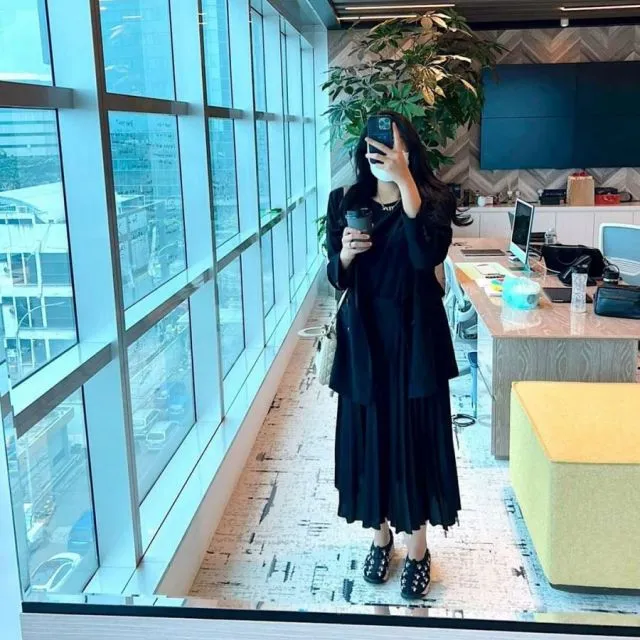 Ide Fashion ala Putri Tanjung untuk ke Kantor. Simpel dan Elegan! 10 Outfit Putri Tanjung