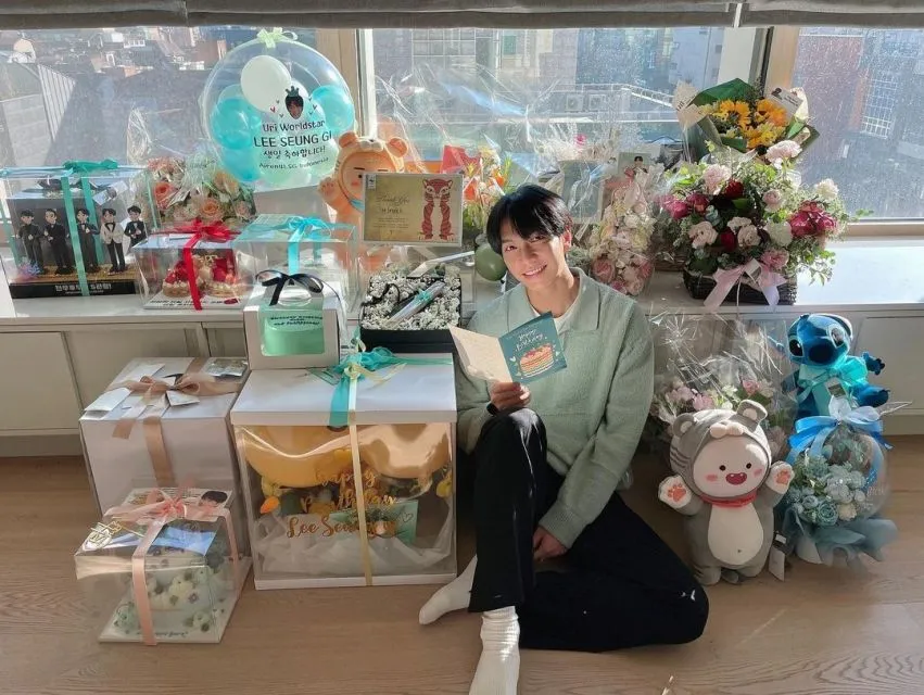 Lee Seung Gi Donasikan 100 Juta Won untuk Rumah Sakit Anak, Keren Banget! 4 Fans lee seung gi