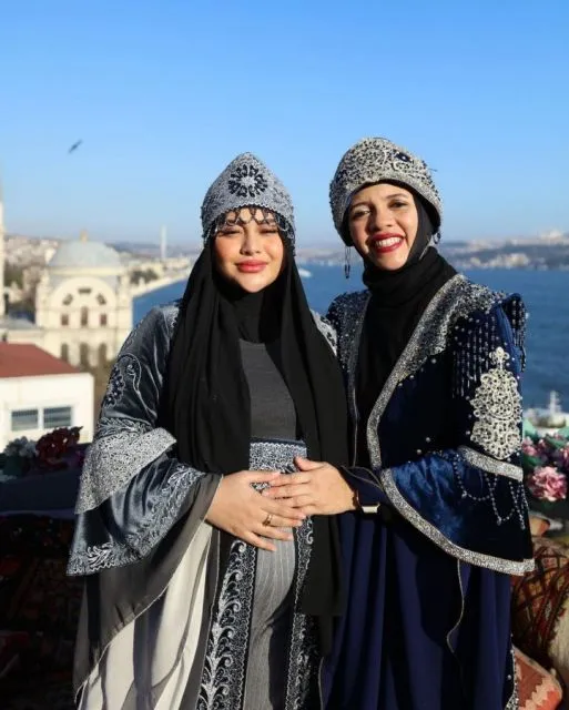 12 Foto Maternity Shoot Aurel Hermansyah dan Atta Halilintar, Ada yang Konsep 007 13 Atta berfoto bersama ibu mertua tercinta | Credit: Instagram