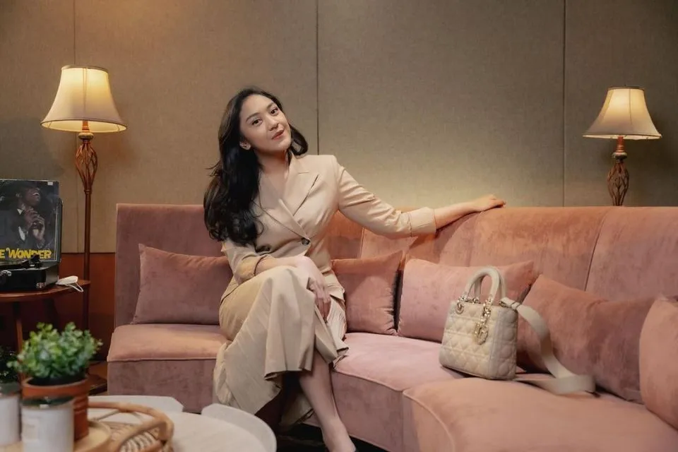 Ide Fashion ala Putri Tanjung untuk ke Kantor. Simpel dan Elegan! 16 Outfit Putri Tanjung