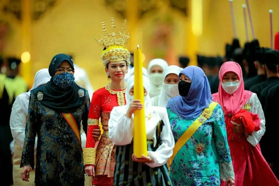 Detail Gaun dan Mahkota Mewah Putri Brunei Darussalam di Hari Pernikahan 4 Pernikahan putri brunei