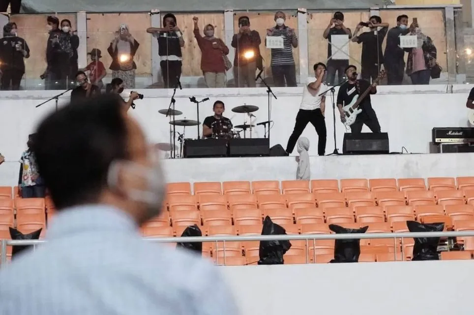Nidji Check Sound di JIS Disaksikan Anies, Warganet: Sindiran Berkelas 4 Anies melihat cek sound band Nidji