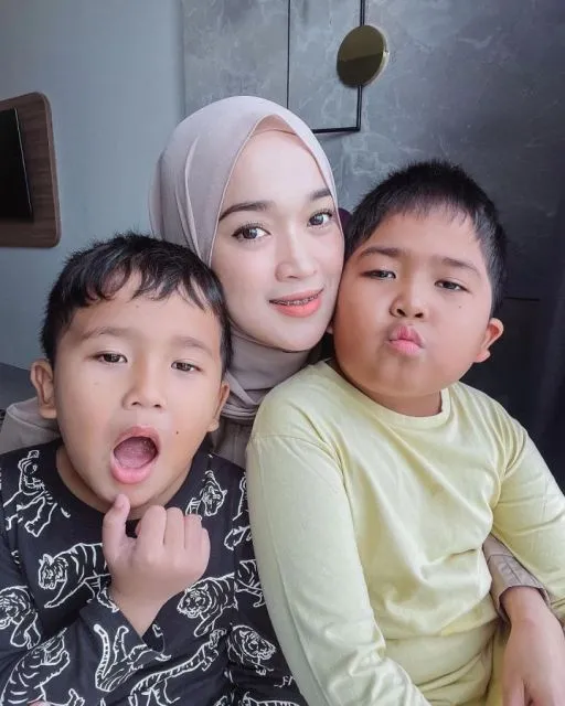 Ririe Fairus disebut Maia Estianty Jilid 2, Miliki Kisah yang Sama 6 Ririe bersama kedua anaknya