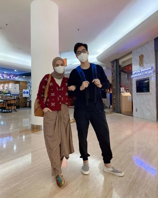 Gaya Fesyen Pasangan Nycta Gina dan Kinos yang Selalu Kompak 18 Ootd pasangan