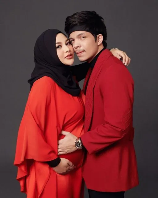 12 Foto Maternity Shoot Aurel Hermansyah dan Atta Halilintar, Ada yang Konsep 007 15 Atta dan Aurel berani memakai baju merah | Credit: Instagram