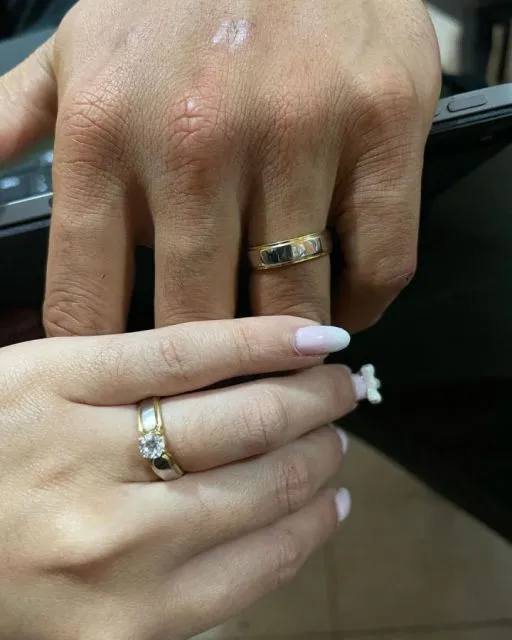 8 Momen Lamaran Aprilio Manganang dan Claudya, Berlangsung Khidmat dan Sederhana 10 Detail cincin tunangan Aprilio dan Claudya