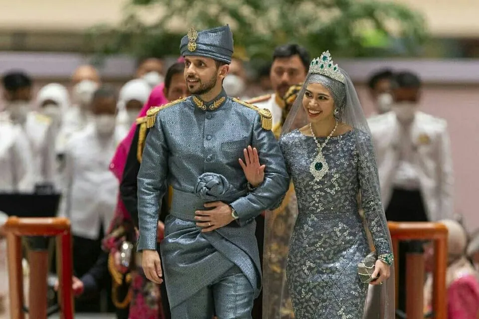 Detail Gaun dan Mahkota Mewah Putri Brunei Darussalam di Hari Pernikahan 6 Pernikahan putri brunei