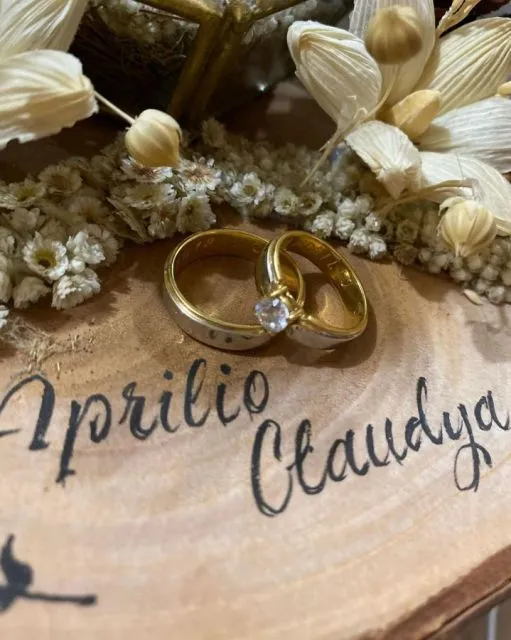 8 Momen Lamaran Aprilio Manganang dan Claudya, Berlangsung Khidmat dan Sederhana 9 Detail cincin tunangan Aprilio dan Claudya