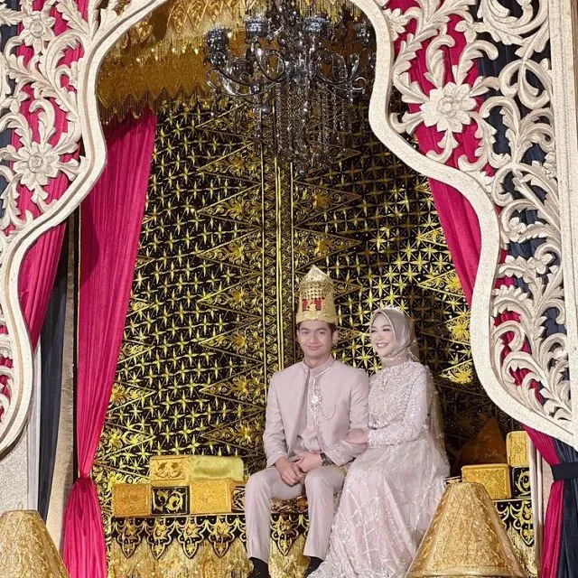 10 Foto Acara Ngunduh Mantu Ria Ricis, Elegan dengan Nuansa Emas 11 Ria Ricis ngunduh mantu