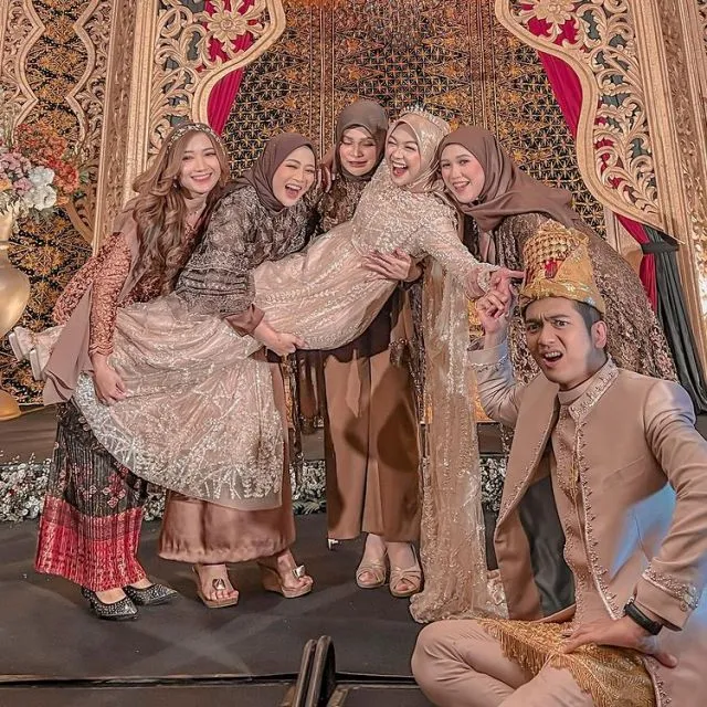 10 Foto Acara Ngunduh Mantu Ria Ricis, Elegan dengan Nuansa Emas 17 Ria Ricis ngunduh mantu