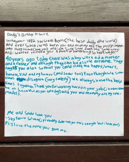 Ernest Prakasa Ulang Tahun ke-40, Dapat Surat Menyentuh dari Sang Putri 4 Ernest mendapat surat dari putri sulungnya | Credit: Instagram (@ernestprakasa)