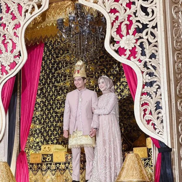 10 Foto Acara Ngunduh Mantu Ria Ricis, Elegan dengan Nuansa Emas 14 Ria Ricis ngunduh mantu