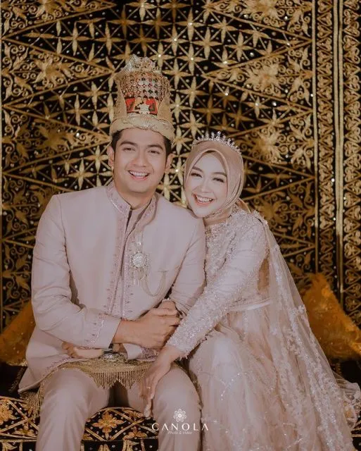 10 Foto Acara Ngunduh Mantu Ria Ricis, Elegan dengan Nuansa Emas 13 Ria Ricis ngunduh mantu