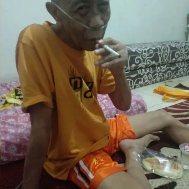 Pak Ogah Ngamuk Minta Rokok Usai Pulang dari Rumah Sakit 3 Pak ogah merokok