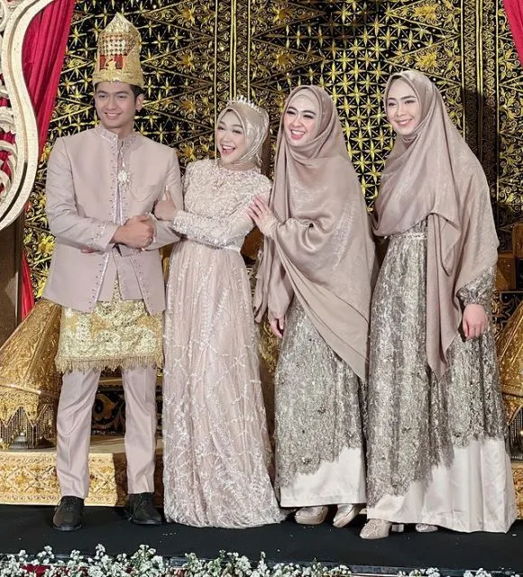 10 Foto Acara Ngunduh Mantu Ria Ricis, Elegan dengan Nuansa Emas 12 Ria Ricis ngunduh mantu