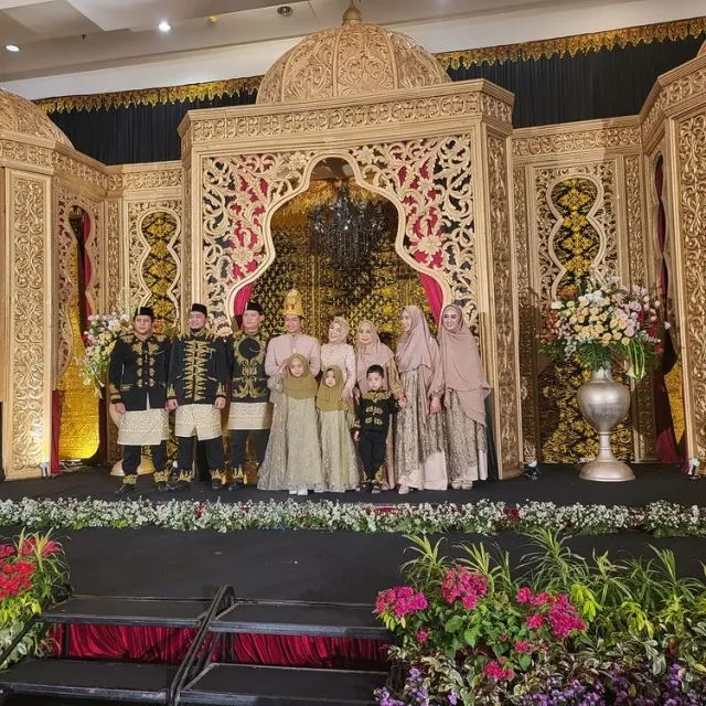 10 Foto Acara Ngunduh Mantu Ria Ricis, Elegan dengan Nuansa Emas 16 Ria Ricis ngunduh mantu