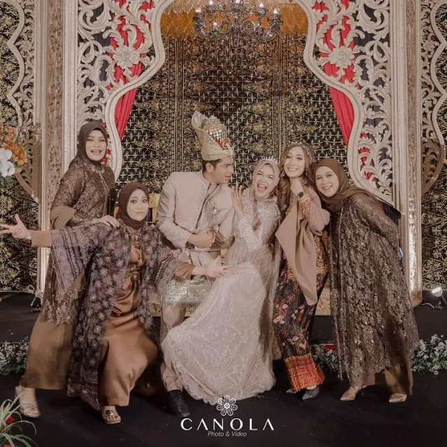 10 Foto Acara Ngunduh Mantu Ria Ricis, Elegan dengan Nuansa Emas 15 Ria Ricis ngunduh mantu