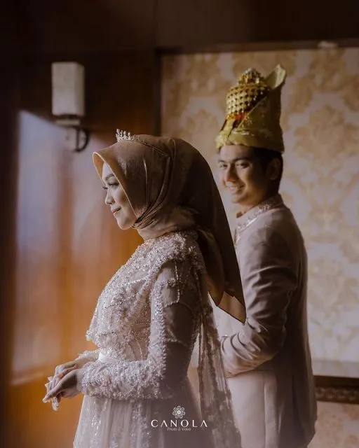 10 Foto Acara Ngunduh Mantu Ria Ricis, Elegan dengan Nuansa Emas 10 Ria Ricis ngunduh mantu