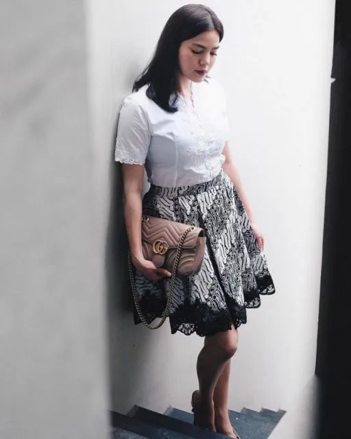 8 Ide Padu Padan Kebaya dengan Rok Pendek Terbaru 9