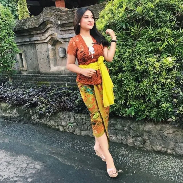 8 Ide Padu Padan Kebaya dengan Rok Pendek Terbaru 10