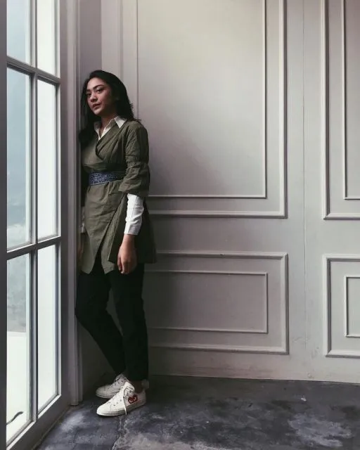 Ide Fashion ala Putri Tanjung untuk ke Kantor. Simpel dan Elegan! 13 Outfit Putri Tanjung