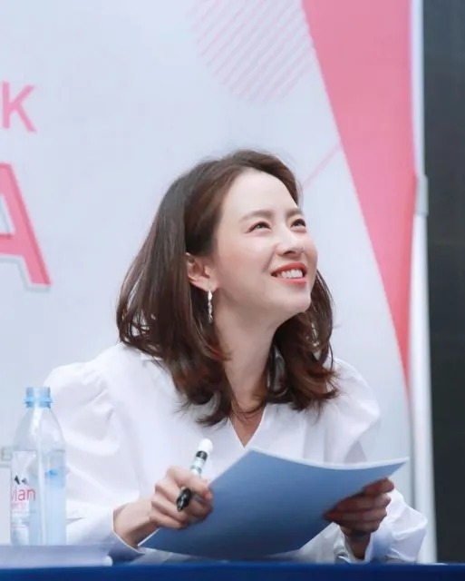 Song Ji-hyo Bagikan Briket Batu Bara dalam Perayaan Debut ke-21 Tahun 6