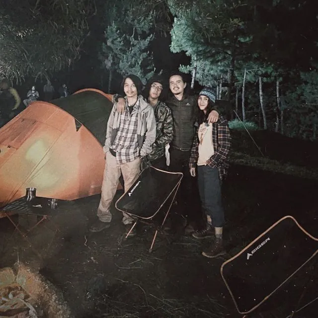 Ide Gaya Fashion ala Adinda Thomas untuk Naik Gunung 15 Kemeja flanel untuk naik gunung