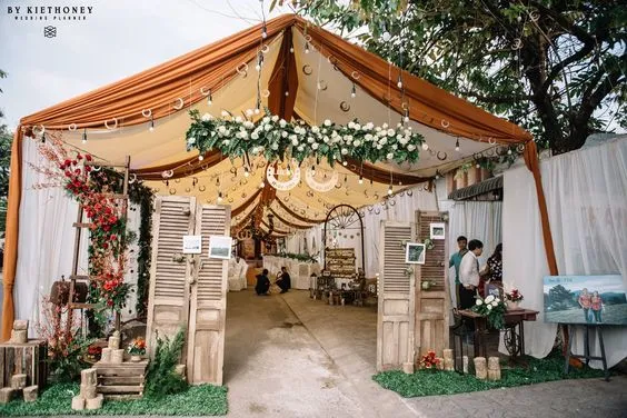 Kumpulan Ide Dekorasi Pintu Masuk Pesta Pernikahan 16 Dekorasi pintu dengan foto pengantin