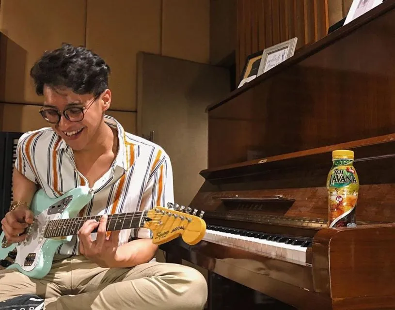 Perjalanan Karier Ardhito Pramono, dari Menulis Lagu Sampai Bintangi Film 13 Ardhito Pramono masuk ke label Sony Music