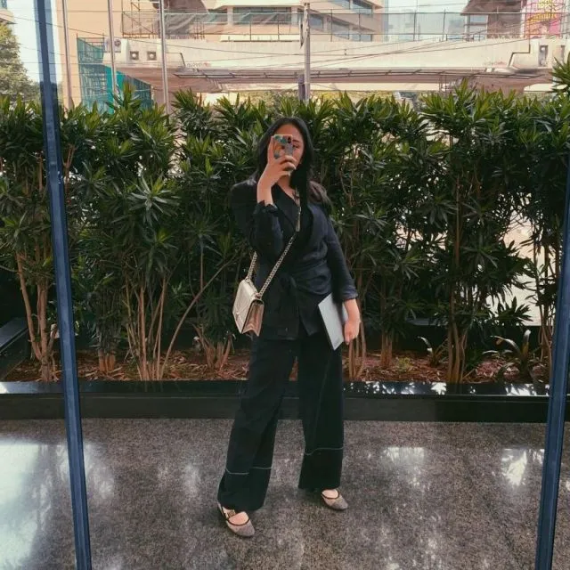 Ide Fashion ala Putri Tanjung untuk ke Kantor. Simpel dan Elegan! 14 Outfit Putri Tanjung