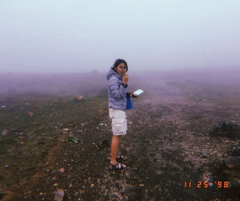 Ide Gaya Fashion ala Adinda Thomas untuk Naik Gunung 18 Jaket outdoor dan celana cargo