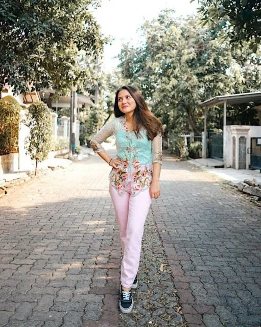 8 Ide Padu Padan Kebaya untuk Gaya Kasual ala Selebritas 10 Ide kebaya kasual