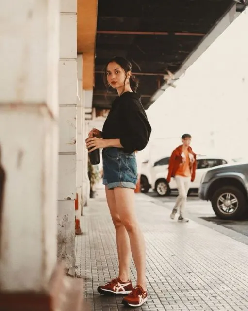 9 Ide Fashion ala Putri Marino yang Simpel 15
