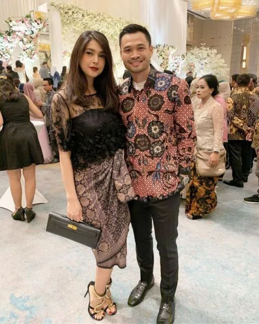 8 Ide Padu Padan Kebaya dengan Rok Pendek Terbaru 13