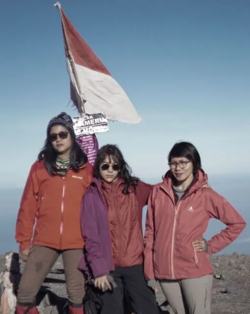 Ide Gaya Fashion ala Adinda Thomas untuk Naik Gunung 19 Jaket parasut merah