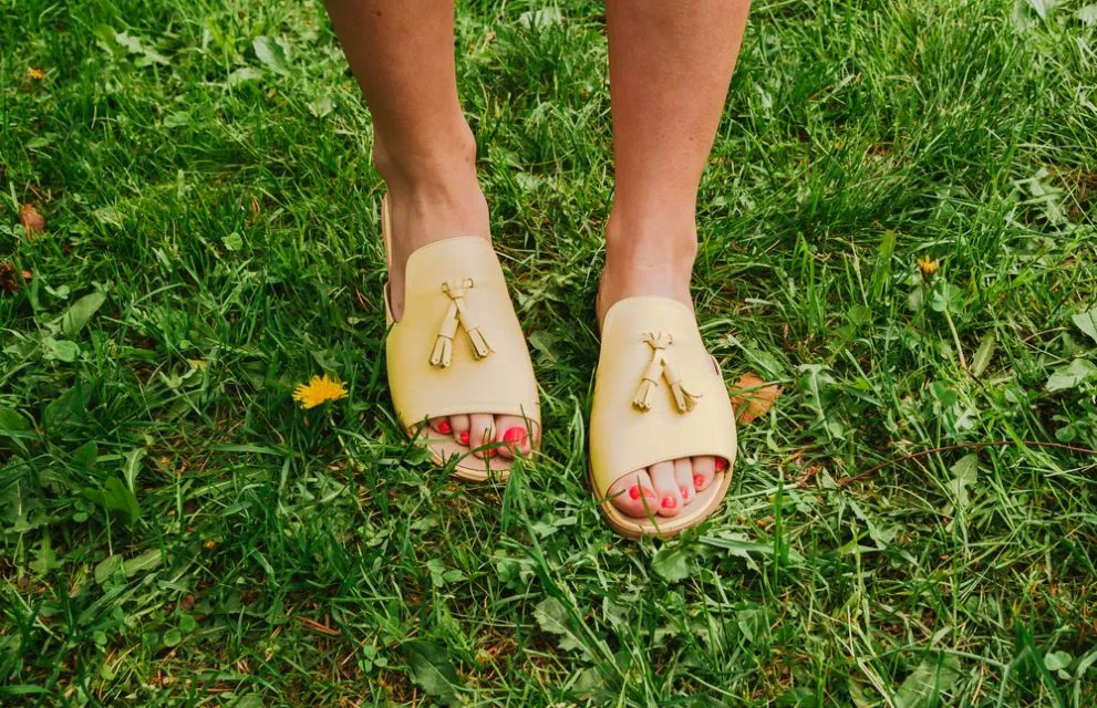 8 Model Sepatu & Sandal untuk yang Kakinya Lebar 16 Model sepatu untuk kaki lebar