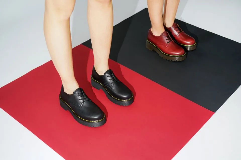 8 Model Sepatu & Sandal untuk yang Kakinya Lebar 11 Model sepatu untuk kaki lebar