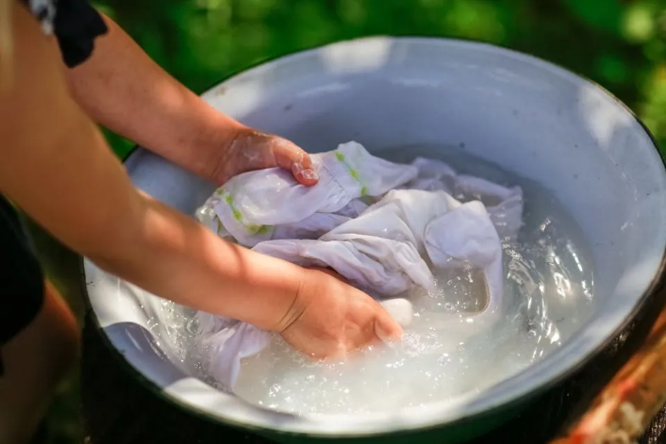 5 Cara Menghilangkan Noda Slime di Baju Anak. Aman untuk Semua Jenis Kain 8 Cara menghilangkan noda slime di baju