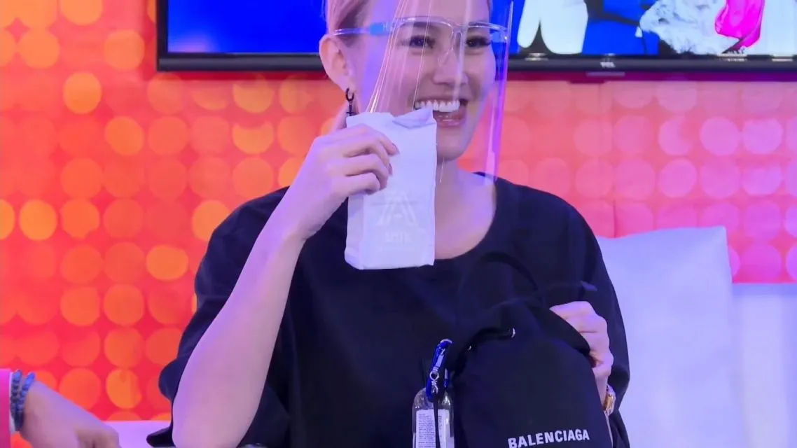 Agnez Mo Gunakan Amplop Putih Biasa Sebagai Dompet. Biar Lebih Praktis! 4 Agnez Mo dalam acara Lazada 12.12 Grand End Year Sale