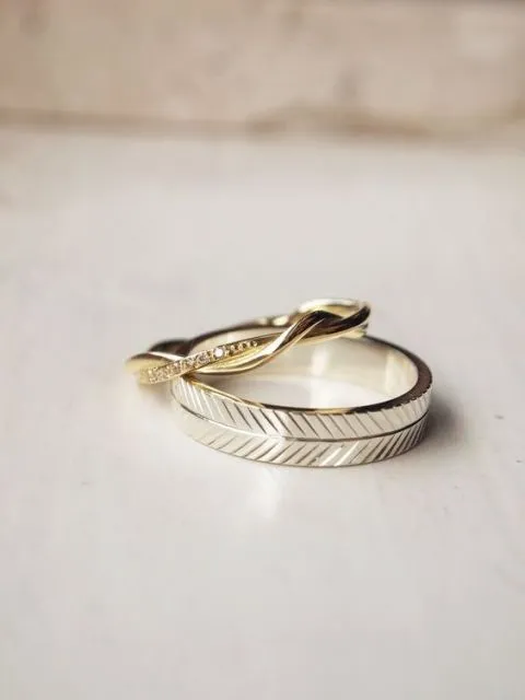8 Ide Desain Cincin Couple, Berbeda dengan Pasangan tapi Tetap Serasi 13