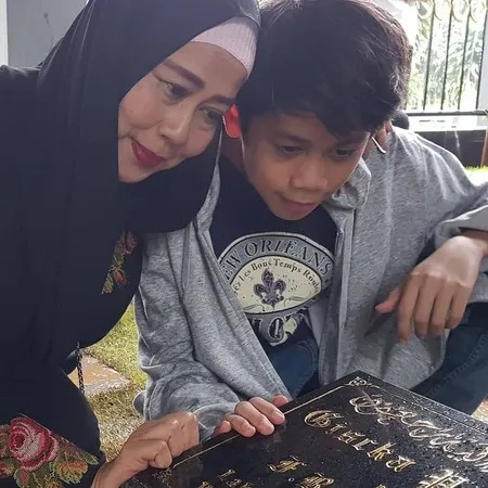 9 Artis Indonesia yang Kehilangan Sosok Anaknya karena Meninggal Dunia 15