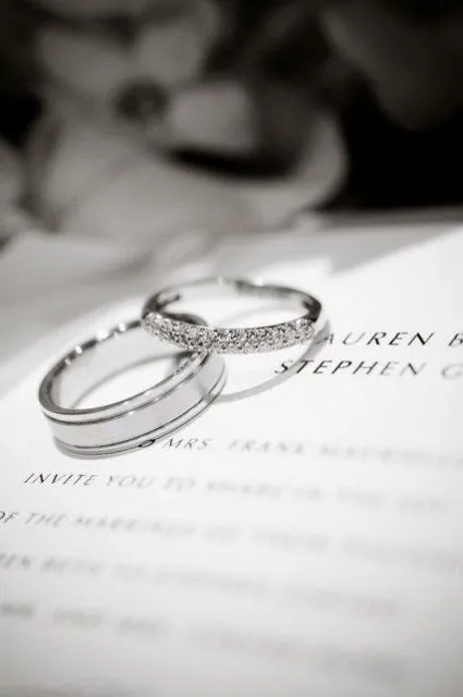 8 Ide Desain Cincin Couple, Berbeda dengan Pasangan tapi Tetap Serasi 16 Cincin garis-garis dan mutiara kecil