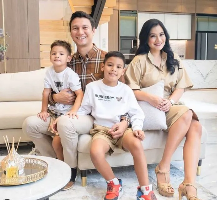 Artis yang Dapat Julukan Hot Daddy; Paras Tampan Plus Sayang Keluarga 12