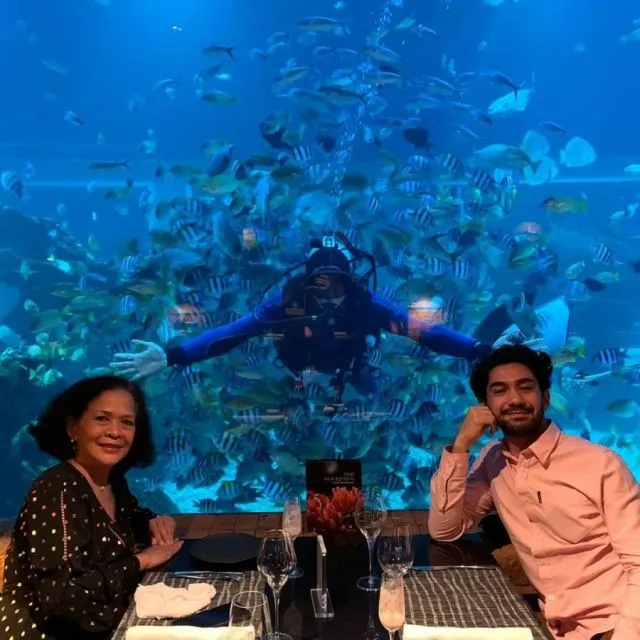 Reza Rahadian Rayakan Ulang Tahun Ibunda, Siapkan Kejutan Spesial 4 Potret Reza dan sang ibu