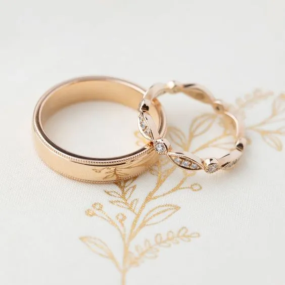 8 Ide Desain Cincin Couple, Berbeda dengan Pasangan tapi Tetap Serasi 14 Cincin polos dan berbatu kecil