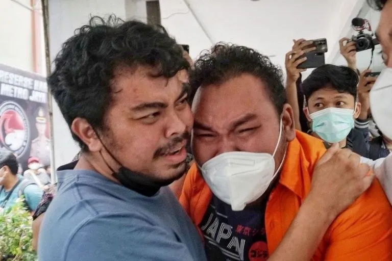 Fico Fachriza Resmi Jalani Rehabilitasi 6 Bulan di RSKO. Proses Hukum Berlanjut 4 Fico menangis saat ditangkap